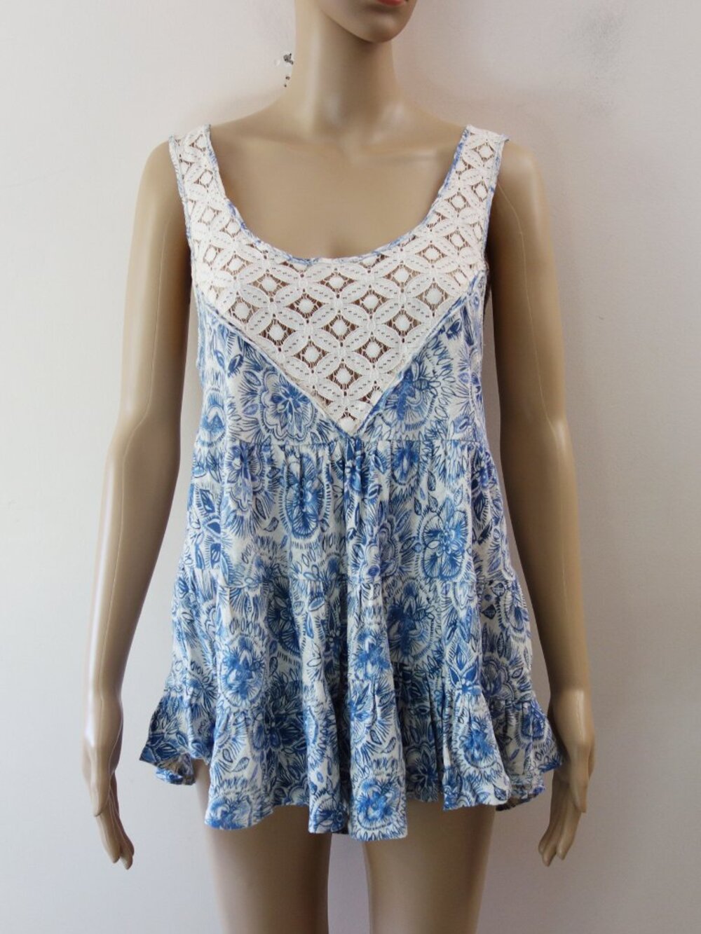 Free People Dorothy Blue White Floral Crochet Babydoll Tank (S) EUC